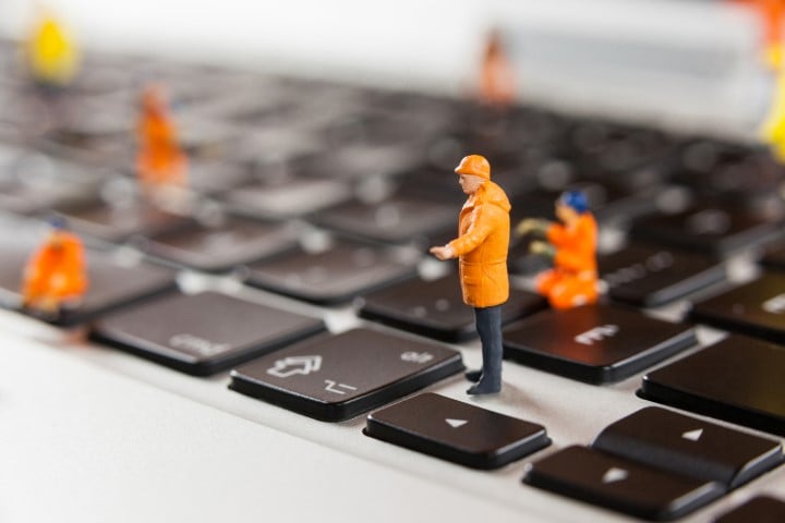 miniature-workmen-repairing-laptop-keyboard (Small)